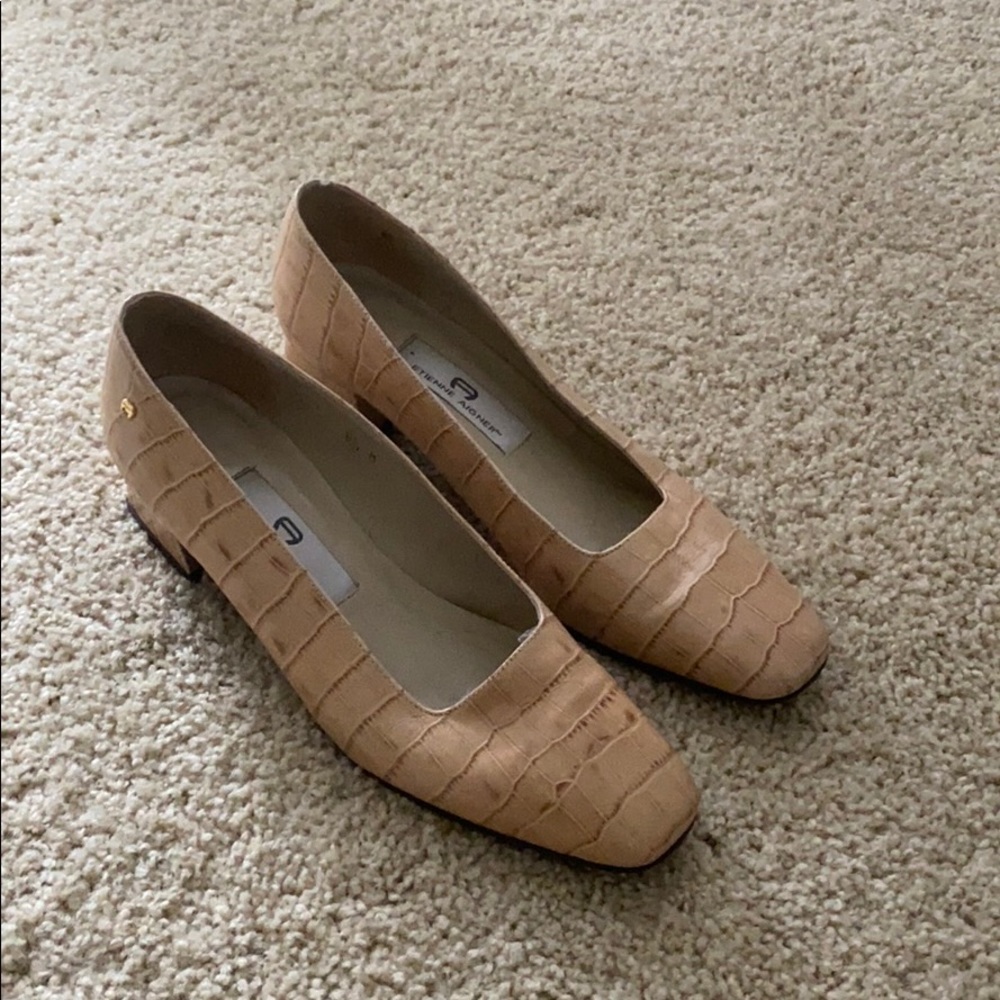 Like new vintage crocodile leather closed heels